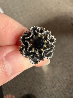 Vogue vintage black floral ring